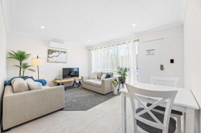 Sandy Shores Unit 3 - 150m Flat walk to Beach, Long Beach